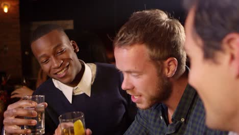 Männliche-Freunde-genießen-Sie-den-Abend-in-der-Cocktail-Bar-Ball-R3D