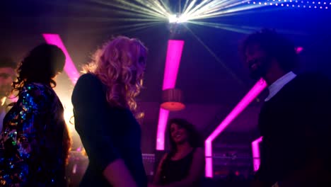 Blondine-Partei-Mädchen-Tanzen-mit-Ihren-Freunden-in-einem-Nachtclub