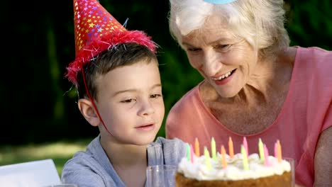 Un-niño-pequeño-mirando-su-pastel-de-cumpleaños