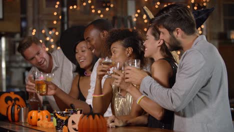 Freunde,-die-sich-bei-einer-Halloween-Party-in-der-Bar-vergnügen