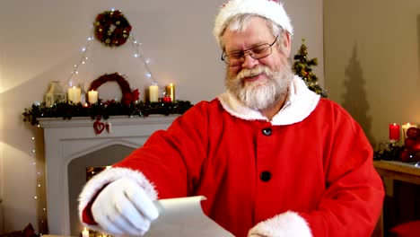 Papá-Noel-leyendo-una-lista