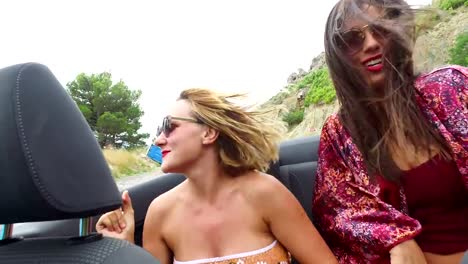 Dos-mujeres-felices-fiesta-en-cabriolet