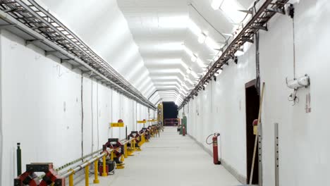 Sehr-schönes-Flimmern-des-Lichts-im-Tunnel.-Lampen-flackern-in-den-Tunneln.-Laborwissenschaft