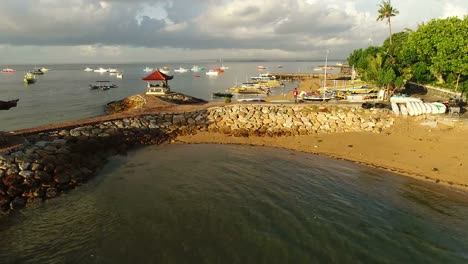 Sonnenaufgang-am-Strand-mit-Blick-aufs-Meer-und-riesige-Wellen.