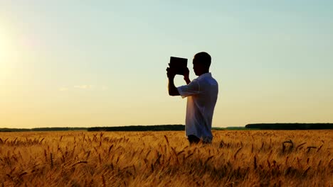 Agricultores-trabajar-con-tableta-Digital