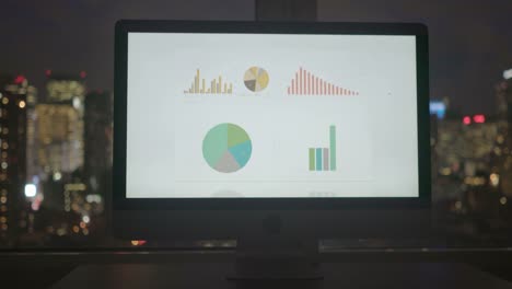 Hombre-de-negocios-utilizando-ordenador-con-gráficos,-diagramas,-gráficos-y-figuras.-Digitar-en-el-teclado-del-ordenador-portátil.-Paisaje-urbano-de-fondo.