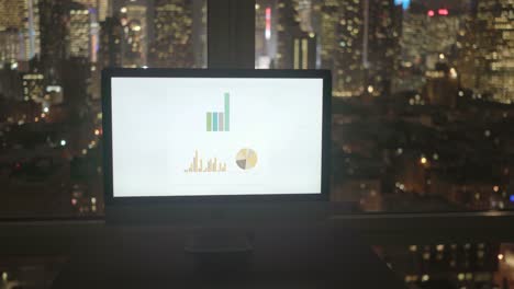 Mann-mit-Geschäftscomputer-mit-Charts,-Diagramme,-Grafiken-und-zahlen.-Tippen-auf-Tastatur-des-Laptops.-Stadtansicht-im-Hintergrund.