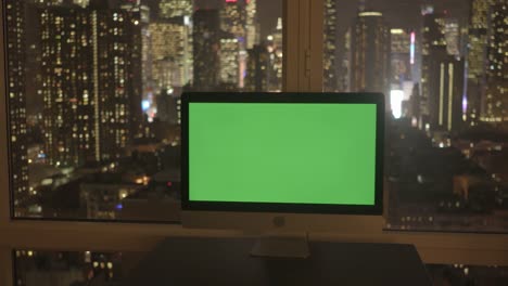 Computer-mit-Greenscreen-in-moderne-Bürogebäude-mit-Stadtbild-Hintergrund.