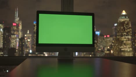 Computer-mit-Greenscreen-in-moderne-Bürogebäude-mit-Stadtbild-Hintergrund.