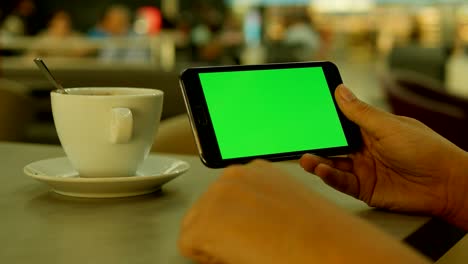 Tablet-con-pantalla-verde-Chroma-Key-en-un-restaurante.