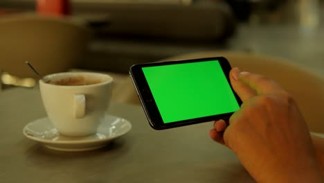 Tablet-con-pantalla-verde-Chroma-Key-en-un-restaurante.