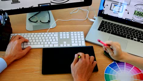 Diseñadores-gráficos-trabajando-en-escritorio