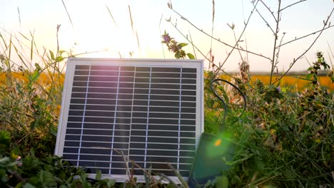 Close-up-Bildschirm-Handy-und-Akku-Ladegerät,-solar-angetrieben,-erneuerbare-Energien,-Solar-Panel-auf-mobile