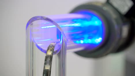 Luces-de-LED-azules-dentro-del-tubo-de-vidrio