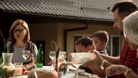 Familia-tener-una-cena