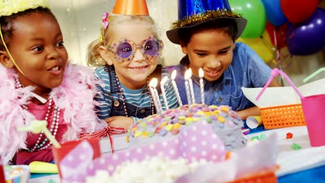 Kids-looking-at-the-birthday-cake-4k