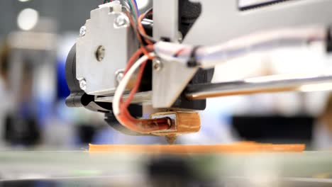 Mit-Kunststoff-Draht-Filament-auf-3D-Drucker-drucken.-Nahaufnahme-der-Prototyp-des-Handwerk-3d-Drucker.-4K-wissenschaftliche-Forschungsingenieure-im-Labor-mit-Computer-und-3D-Drucker