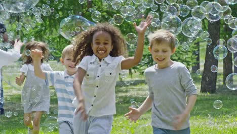 Kids-Enjoying-Soap-Bubbles-Show