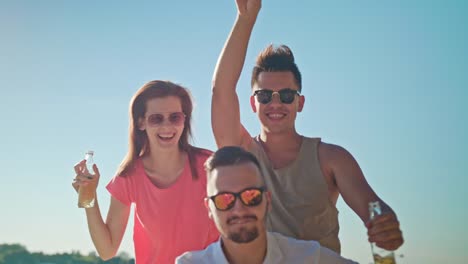 Junge-Leute,-die-Spaß-am-Strand