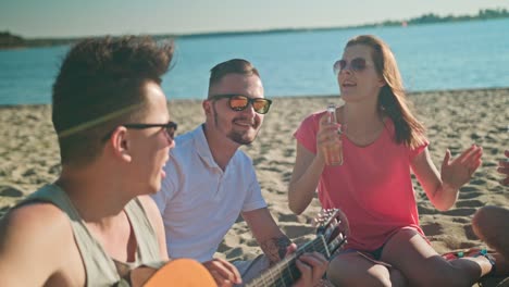 Junge-Leute,-die-Spaß-am-Strand