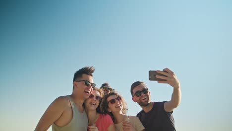 Jóvenes-haciendo-una-Selfie-en-la-playa