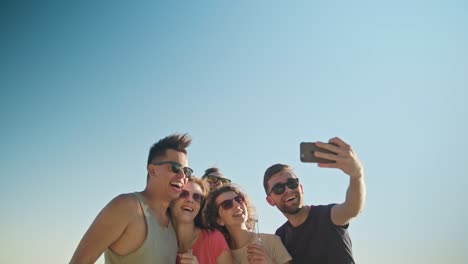 Junge-Menschen,-die-eine-Selfie-am-Strand