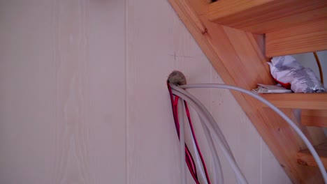 Los-cables-blancos-y-rojos,-consiguiendo-a-través-de-los-orificios