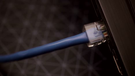 Männliche-Hand-verbindet-das-Netzwerk-Kabel