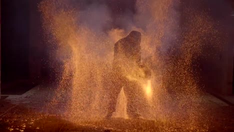 Chispas-de-fireshow,-hombre-haciendo-fuego-show-con-un-montón-de-chispas-en-el-cuarto-oscuro