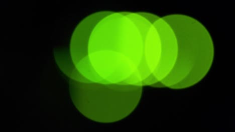 Grüne-Bokeh-LED-Lichter-blinken-auf-der-Rückseite-der-Arbeit-wechseln-im-Serverraum