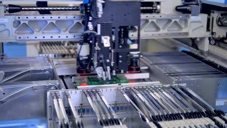 Automatische-Roboter-Fertigung-PCB,-moderne-Ausstattung.-4K.