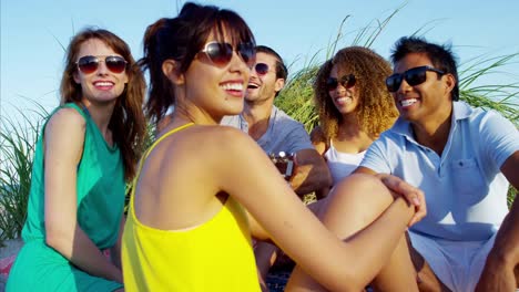 Lächelnde-Multi-ethnischen-Studenten-Picknick-am-Strand