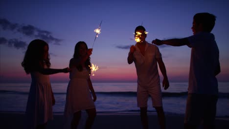 Sonnenuntergang-Silhouette-der-hispanischen-Familie-feiern-mit-Wunderkerzen