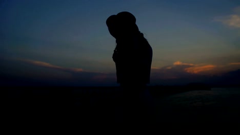 Silhouette-der-Lateinamerikanische-Frau-tanzen-am-Strand