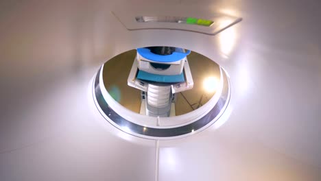 Mujer-joven-en-una-proyección-de-imagen-de-resonancia-magnética-MRI-scan-en-un-hospital-moderno.