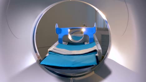 Vacío-tomógrafo-de-MRI,-escáner-en-un-hospital-moderno.-Ningún-pueblo.