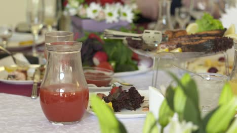 Leute-feiern-Ferien-beim-festlichen-Abendessen-im-restaurant