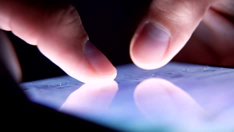 Closeup-Finger-auf-Smartphone-SMS-eine-Nachricht-schreiben.