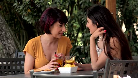 Retrato-de-felizes-joven-mujer-amigos-en-el-bar-de-tostado