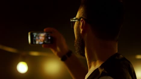 Hombre-tomando-Selfie-en-fiesta-de-discoteca