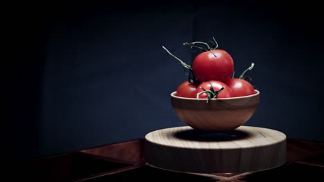 4K-abstrakte-Levitation-Plattform-mit-Tomate-auf-schwarzem-Hintergrund