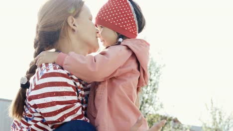 Mamá-abraza-a-su-hija.