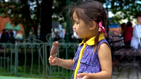 Niña-está-comiendo-helado.