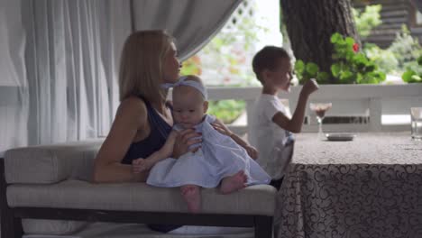 Mother-witl-little-children-in-cafe