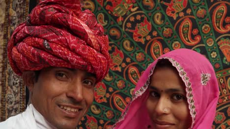 Mano-POV-de-una-cámara-tomando-fotos-selfie-de-una-pareja-India-hermosa-en-ropa-tradicional-en-Rajasthan,-India