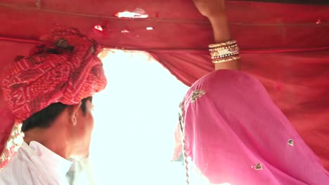 Nahaufnahme-eines-romanischen-schönes-Paar-genießen-einen-Kamelritt-auf-einem-Festival-Jahrmarkt-Mela-in-Indien