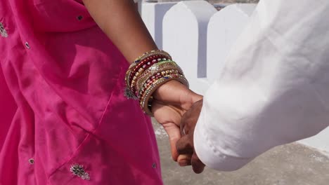 Nahaufnahme-von-ein-paar-Hände-mit-Armreifen-und-traditionelle-indische-Kleidung