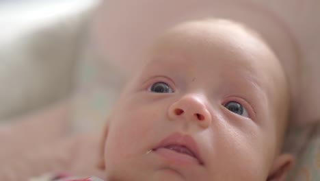 Indoor-Porträt-von-zwei-Monate-Babymädchen-mit-großen-blauen-Augen