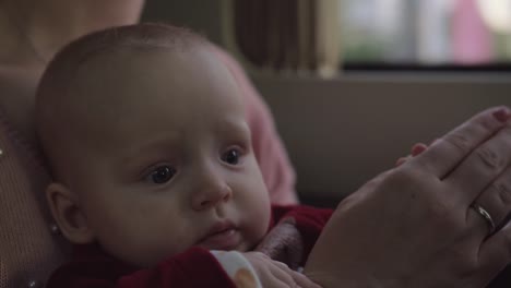 Babymädchen-mit-Mama-auf-dem-Auto