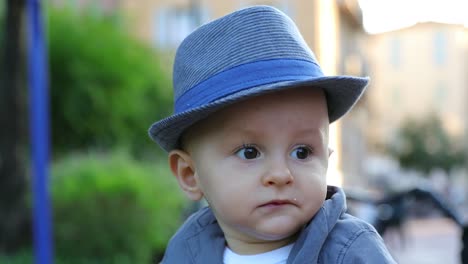 Lindo-bebé-de-once-meses-de-edad-con-su-sombrero-Italiano